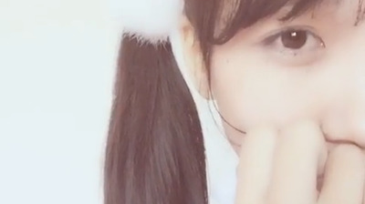 无辜的女人用高潮的白汁自慰。