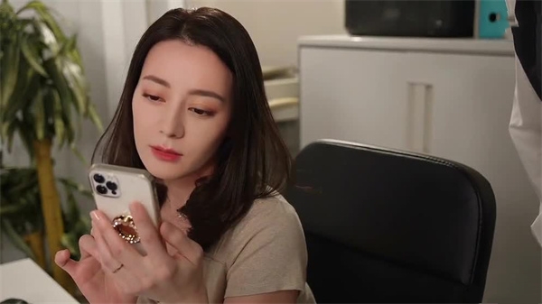 Ai-boy炙手可热的男孩 - 一个不可靠的女老板