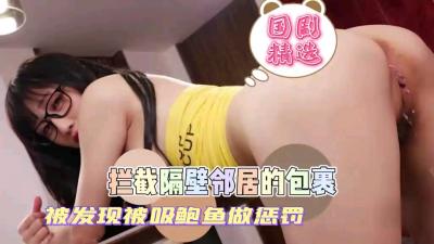 小姐妹们穿着隔板墙，被小姐妹所包围。